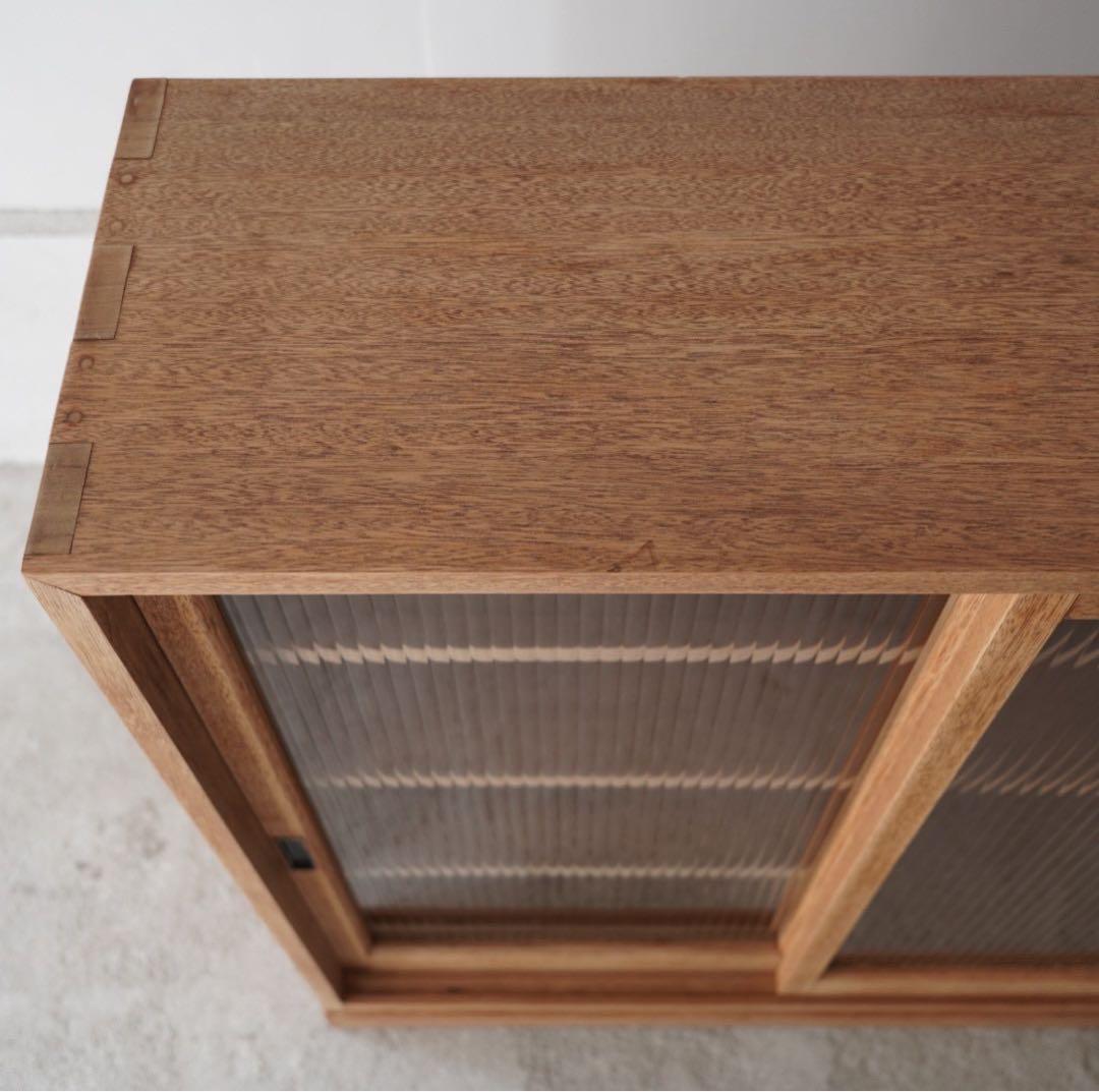 モールガラスのキャビネット