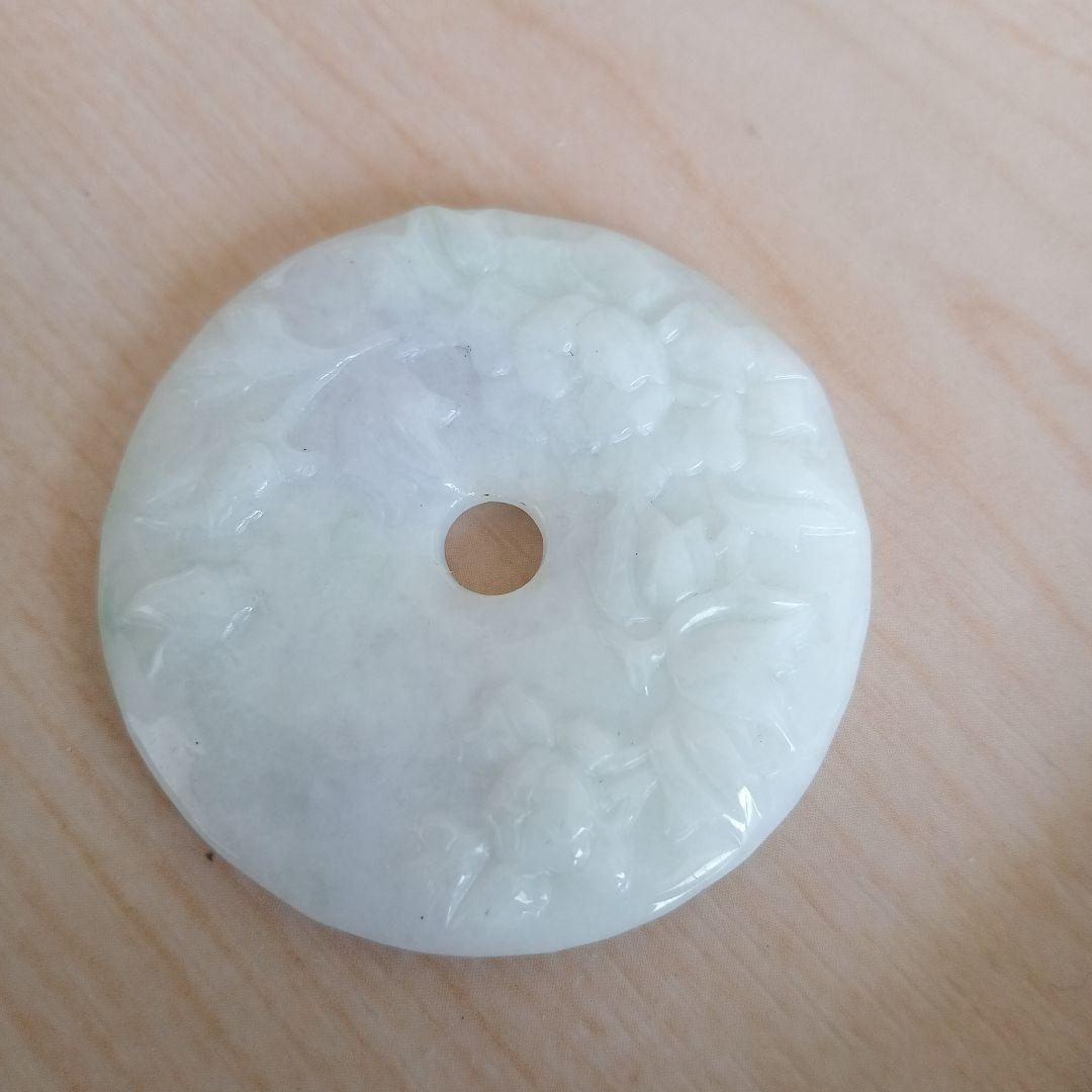 良質ひすい本翡翠　ジェダイト　丸　花彫り　ペンダント　ネックレス石街
