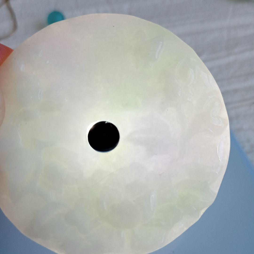 良質ひすい本翡翠　ジェダイト　丸　花彫り　ペンダント　ネックレス石街