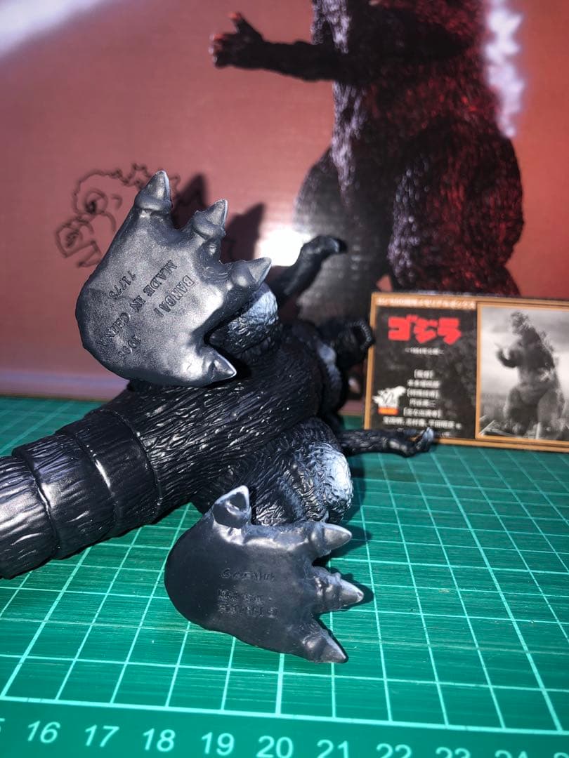 初代ゴジラタグ付き★ゴジラ50周年メモリアルボックス版　怪獣番外地ポスター版