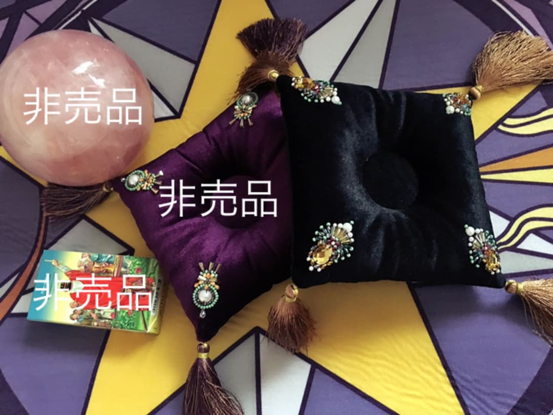 職人手作り　水晶玉専用刺繍クッション　新品未使用