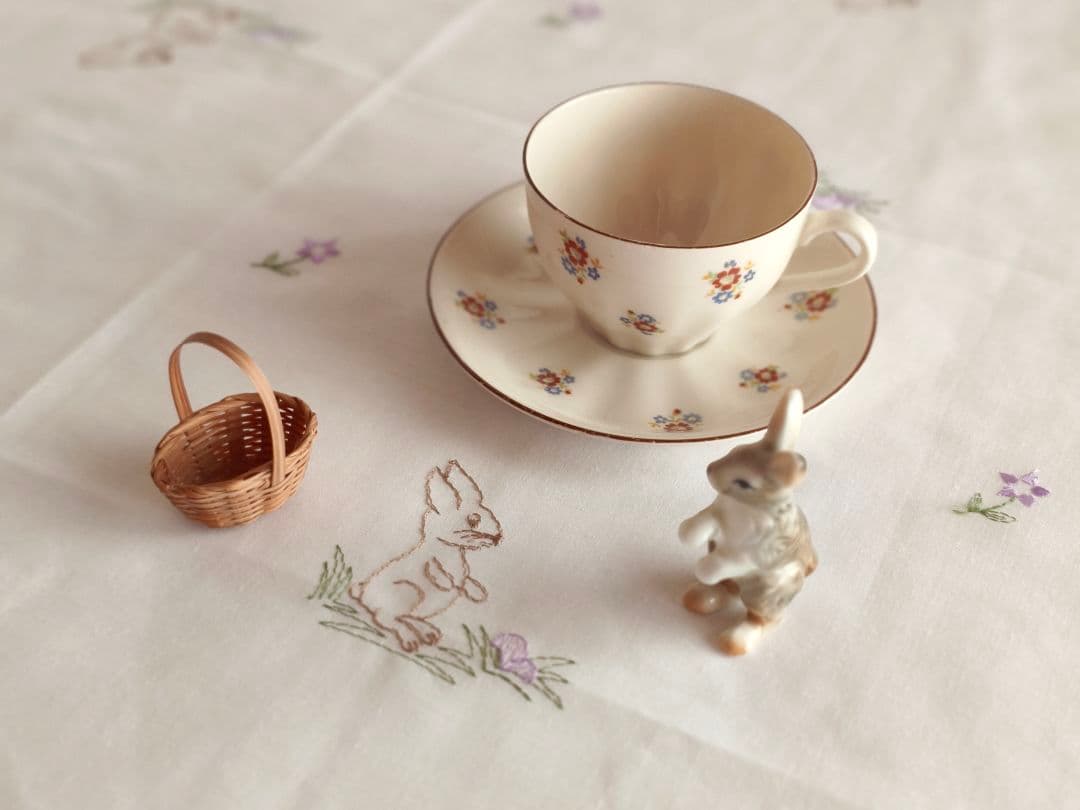 【mkuさま】vintage ❀ ウサギさん刺しゅうの テーブルクロス