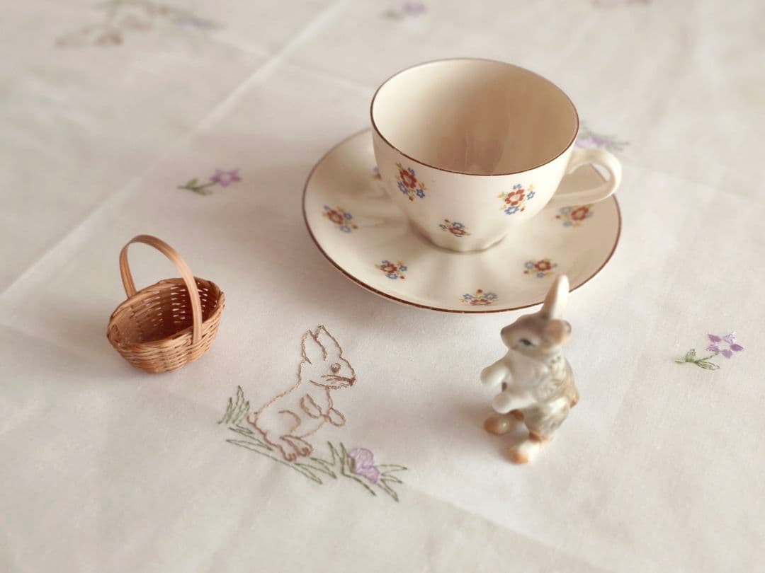 【mkuさま】vintage ❀ ウサギさん刺しゅうの テーブルクロス