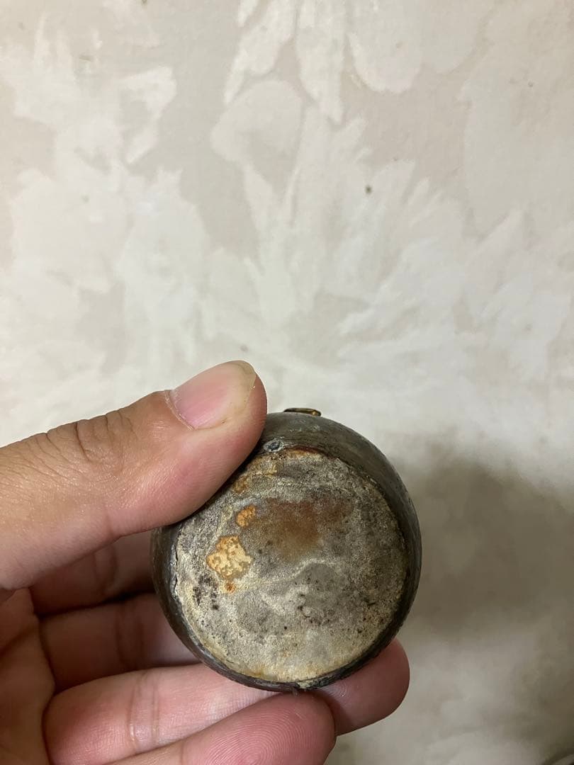 銀製花瓶と灰皿