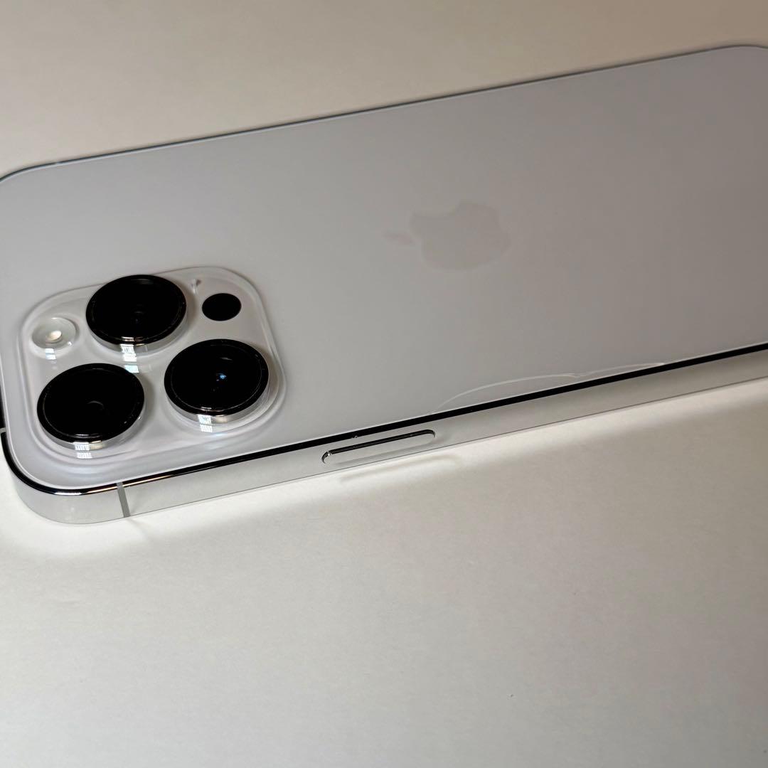 M　Apple iPhone 14 Pro Max シルバー 背面ヒビ