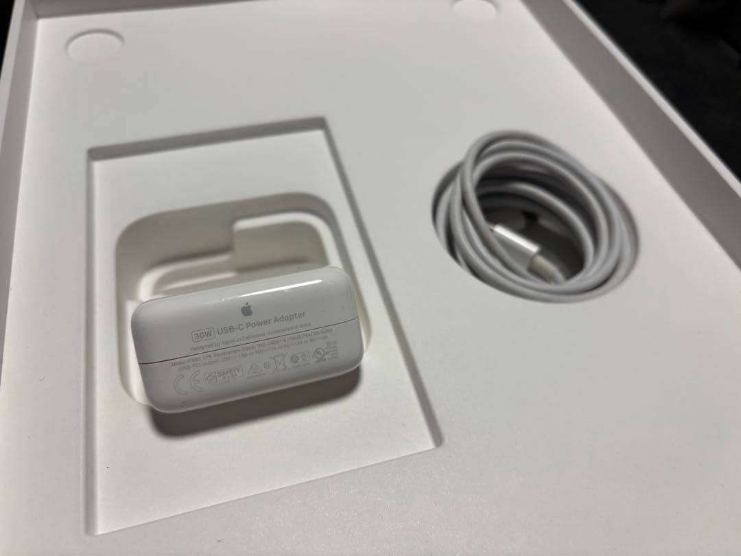 【充放電84回MacBook Air2018 8GB 箱・純正充電器付初期化済み