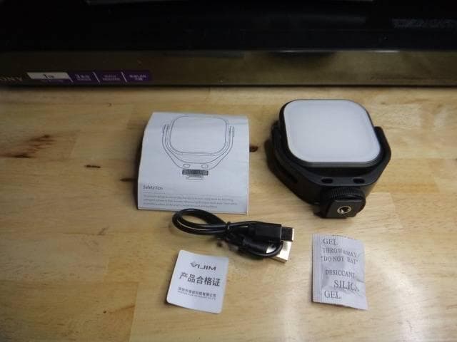 USB-C充電対応のLEDミニビデオライト 360°回転可能 2000mAh