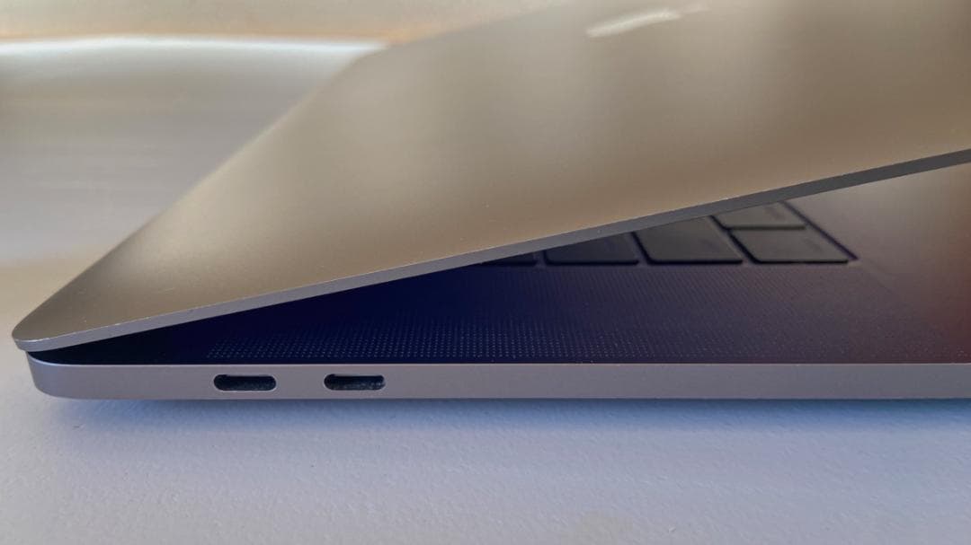 MacBook本体 MacBook Pro 15\" Intel i7 / 16GB / 512GB