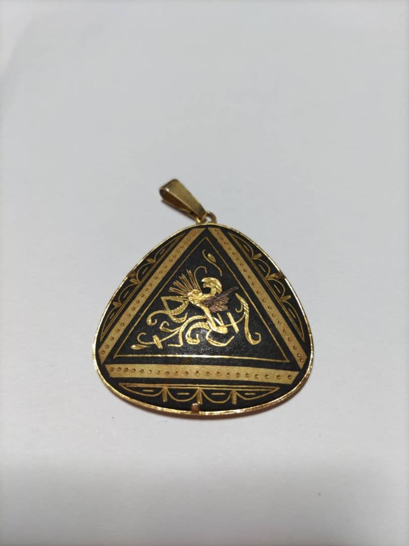 海外お土産　三角形金色ペンダント　レア