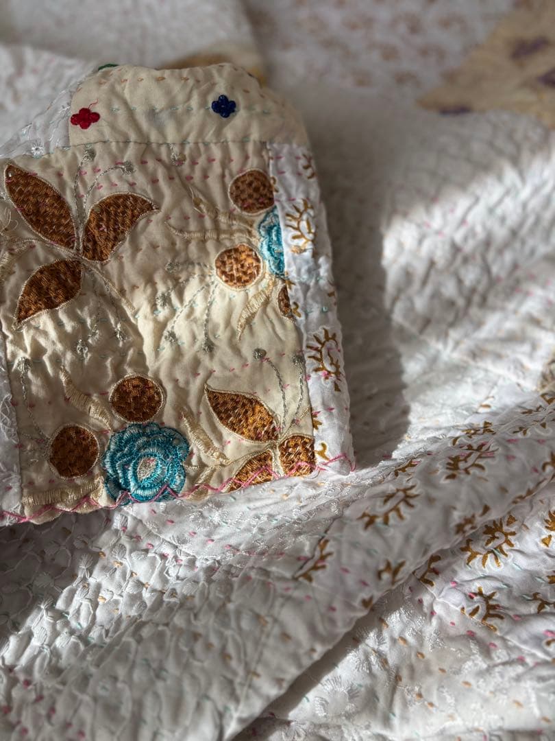 ラリーキルト　インド刺繍　カンタキルト　ヴィンテージ　マルチカバー　白　ホワイト