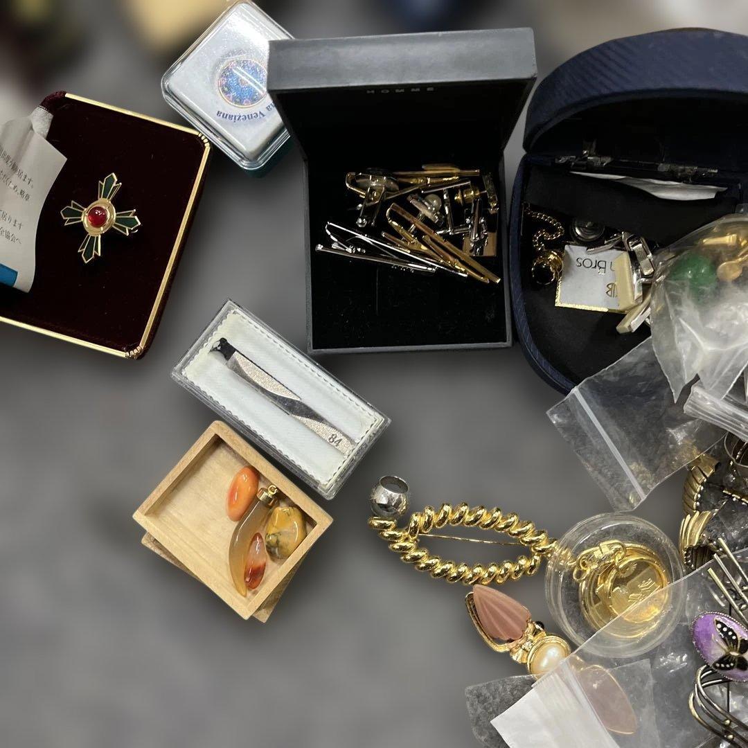 W*E様 アクセサリー　イヤリングネックレスなど　まとめ売り　9kgぐらい　現状