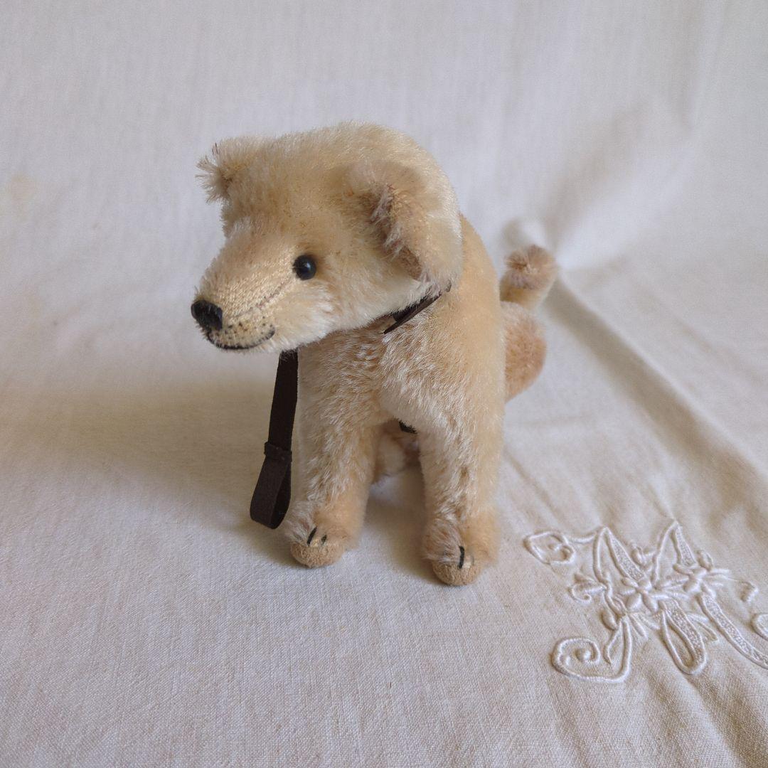 Gaby Schlotz お座りしている犬 作家もの