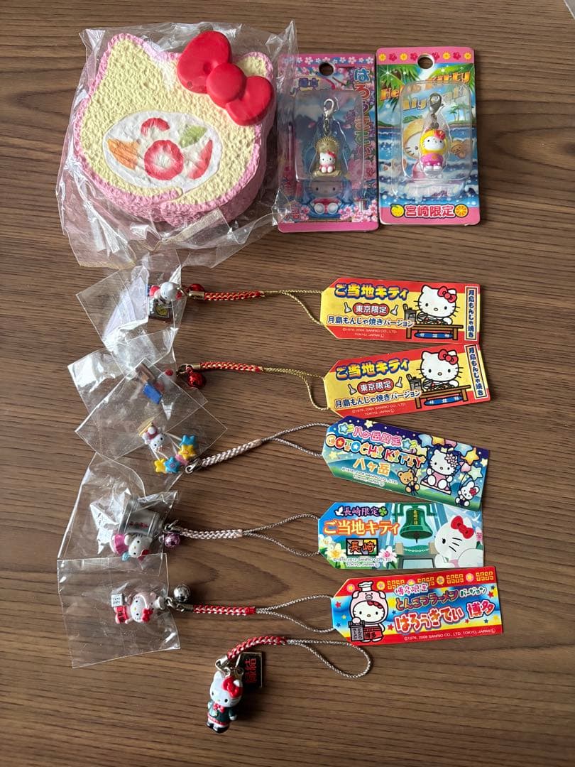 ハローキティ ご当地　根付け　キーチェーン　チャーム　キーホルダー等　49個