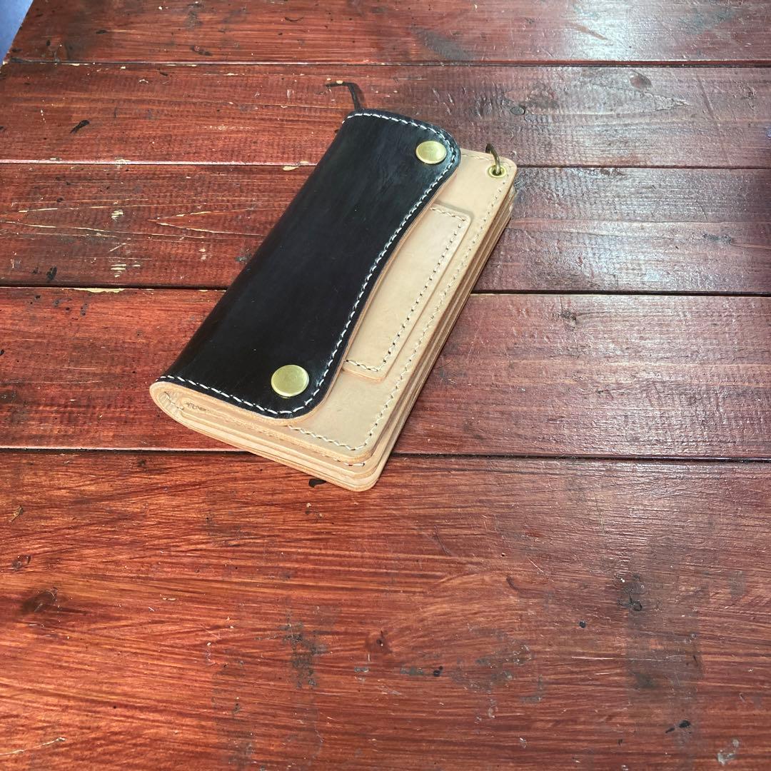トラッカーウォレット黒ヌメ生成り