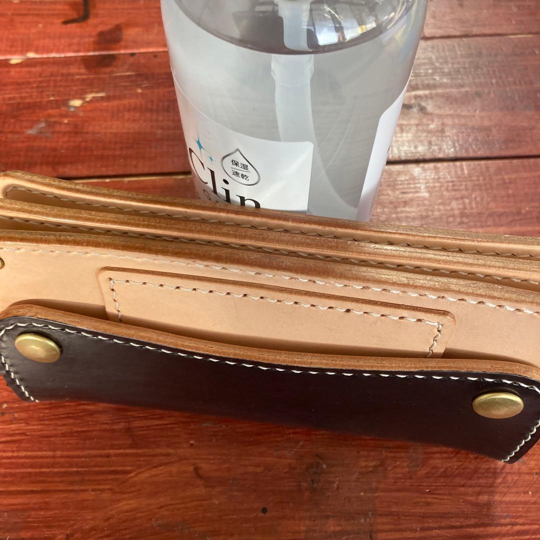 トラッカーウォレット黒ヌメ生成り