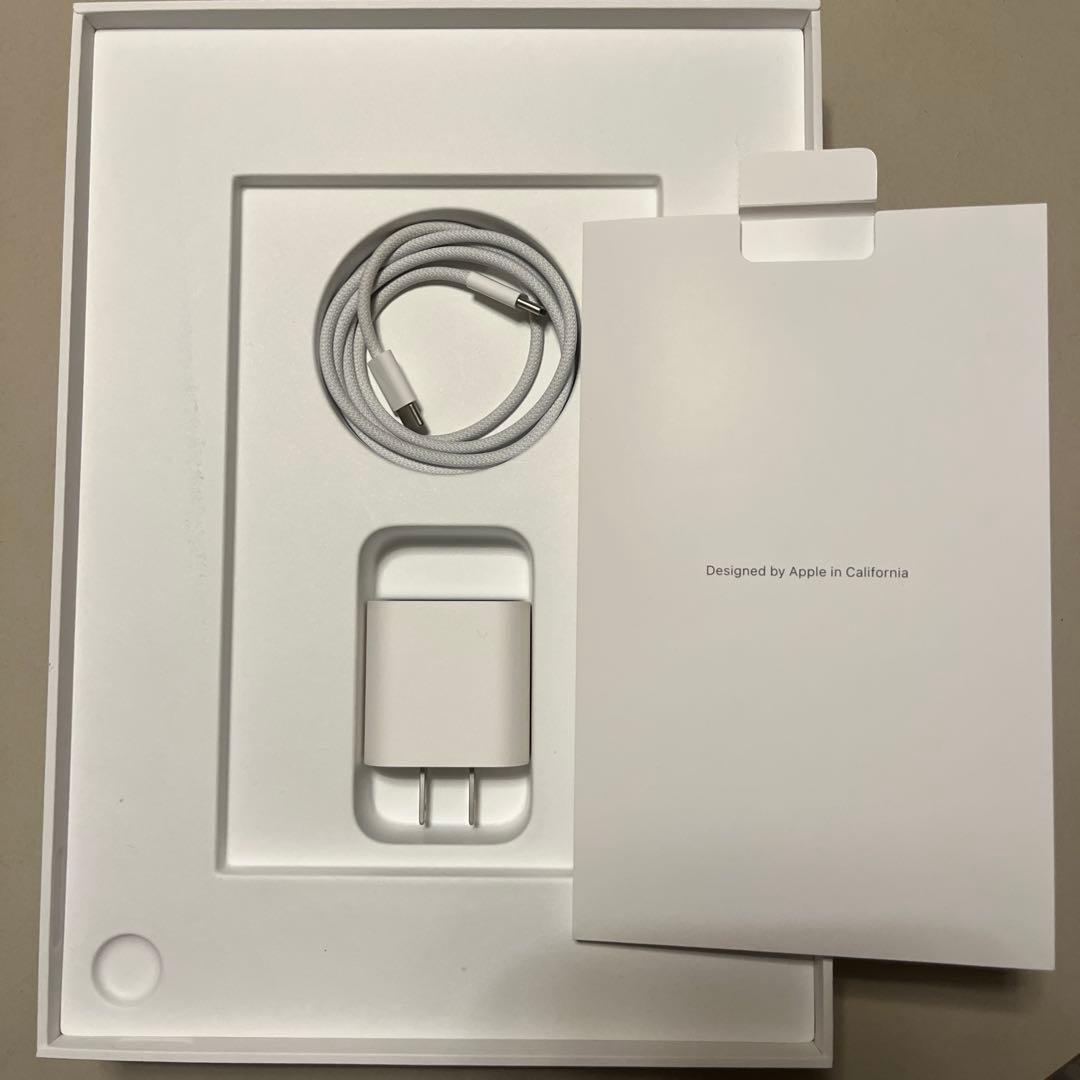 Apple iPad 第10世代シルバーWi-Fiタイプ 箱付き　充電器付き