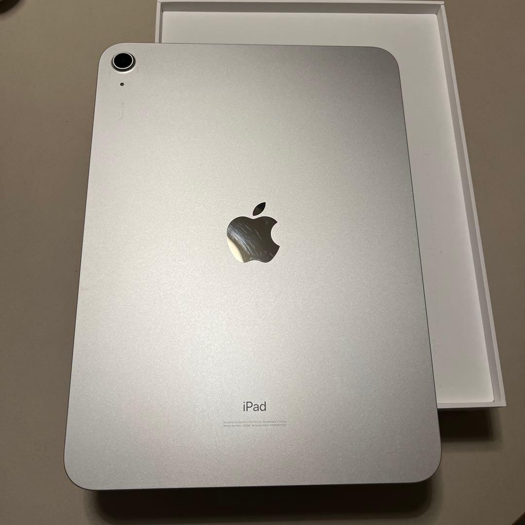 Apple iPad 第10世代シルバーWi-Fiタイプ 箱付き　充電器付き