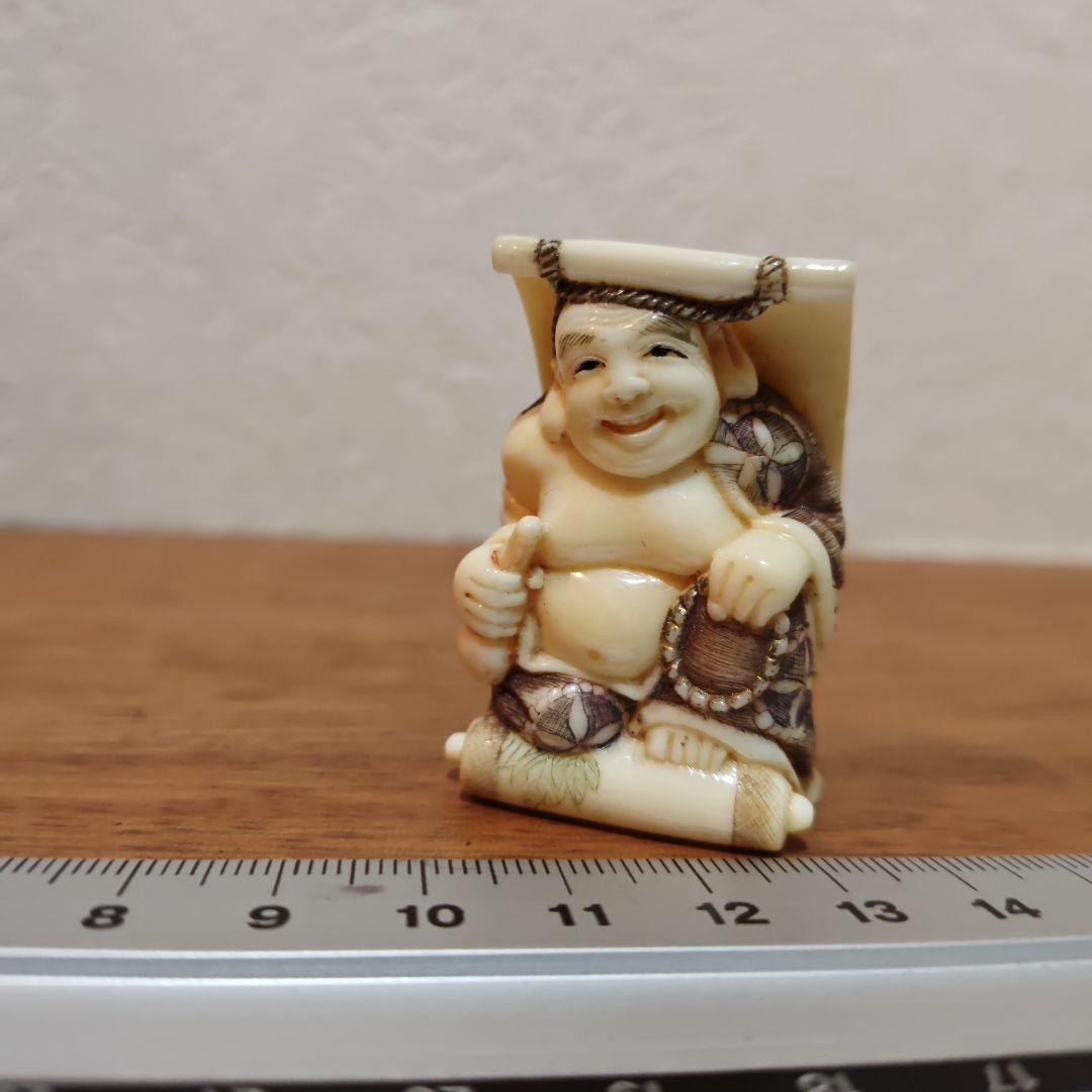 時代提物 七福神根付 天然材【掛け軸で寛ぐ茶目な布袋様】高4.5cm重38ｇ