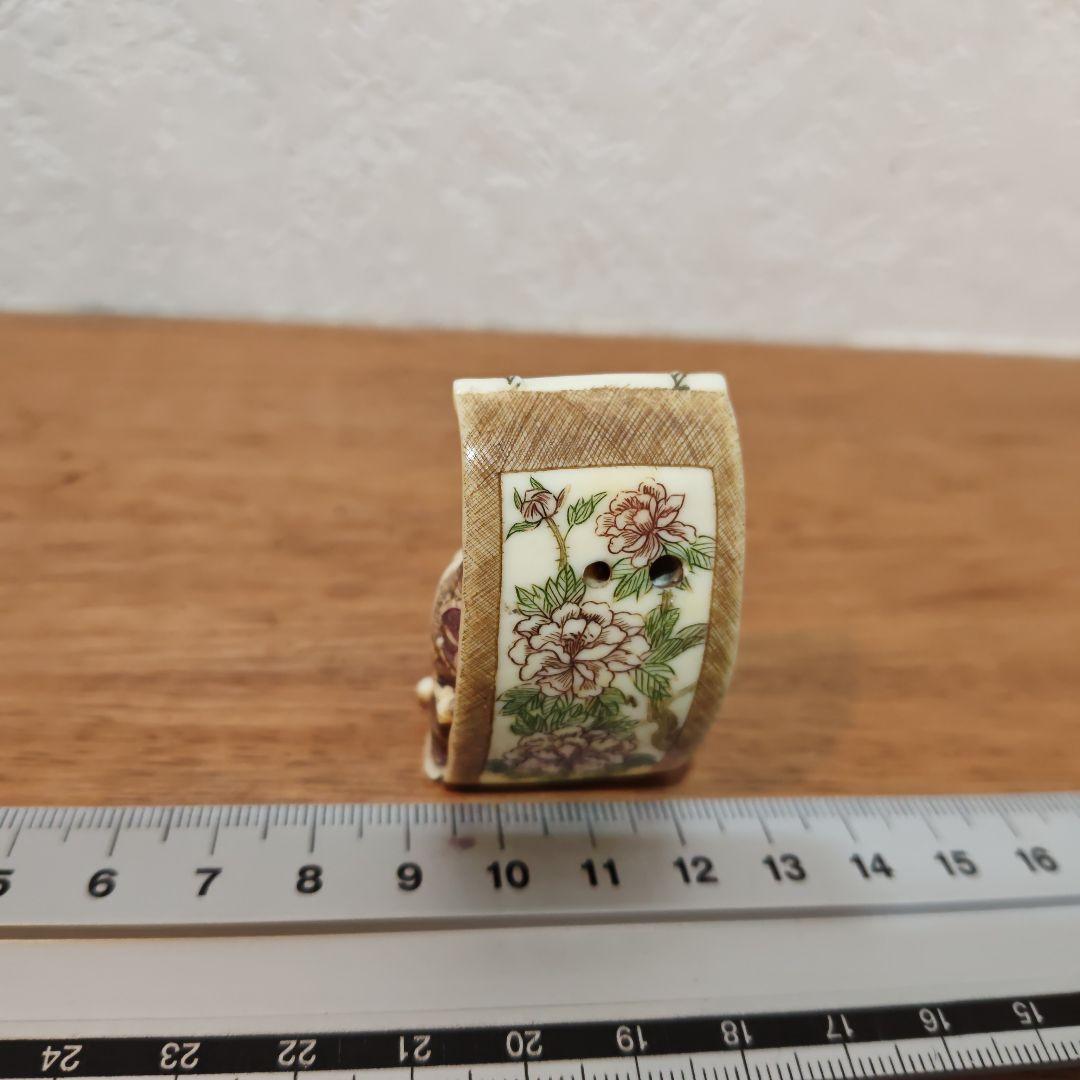 時代提物 七福神根付 天然材【掛け軸で寛ぐ茶目な布袋様】高4.5cm重38ｇ