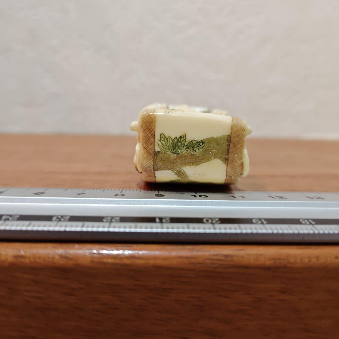 時代提物 七福神根付 天然材【掛け軸で寛ぐ茶目な布袋様】高4.5cm重38ｇ