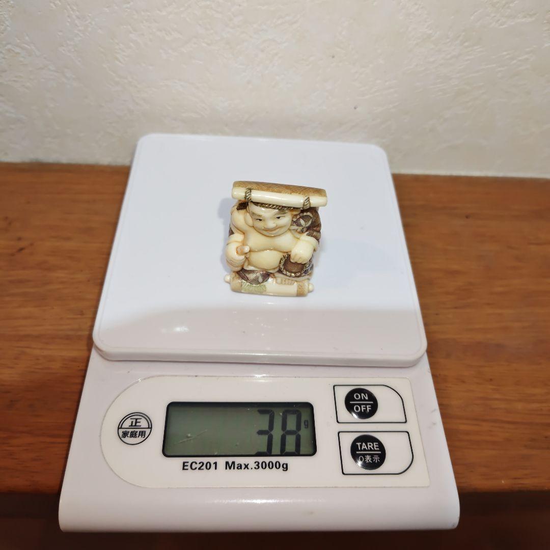 時代提物 七福神根付 天然材【掛け軸で寛ぐ茶目な布袋様】高4.5cm重38ｇ