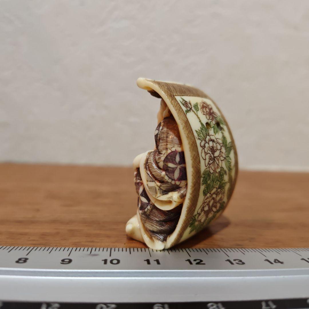 時代提物 七福神根付 天然材【掛け軸で寛ぐ茶目な布袋様】高4.5cm重38ｇ