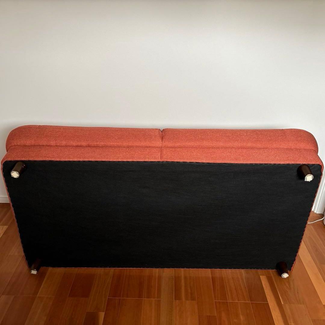 オレンジの3人掛けソファ