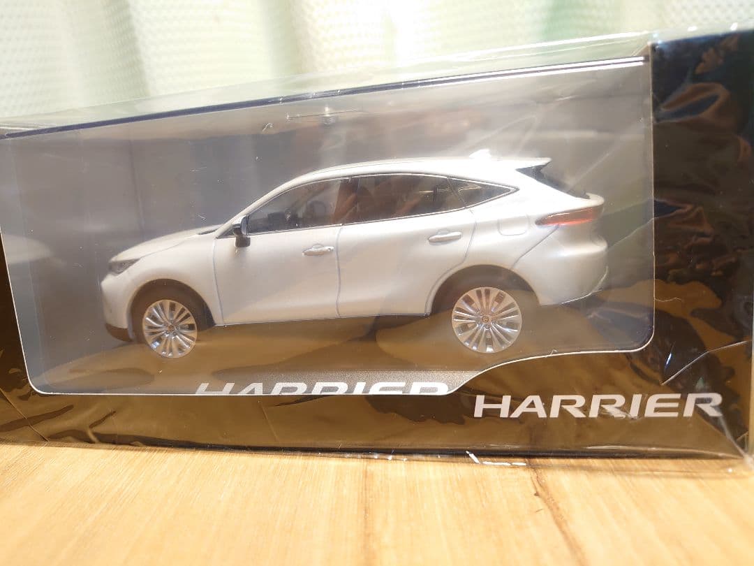 美品【新品】ハリアー　ホワイトパール　ミニカー　カラーサンプル