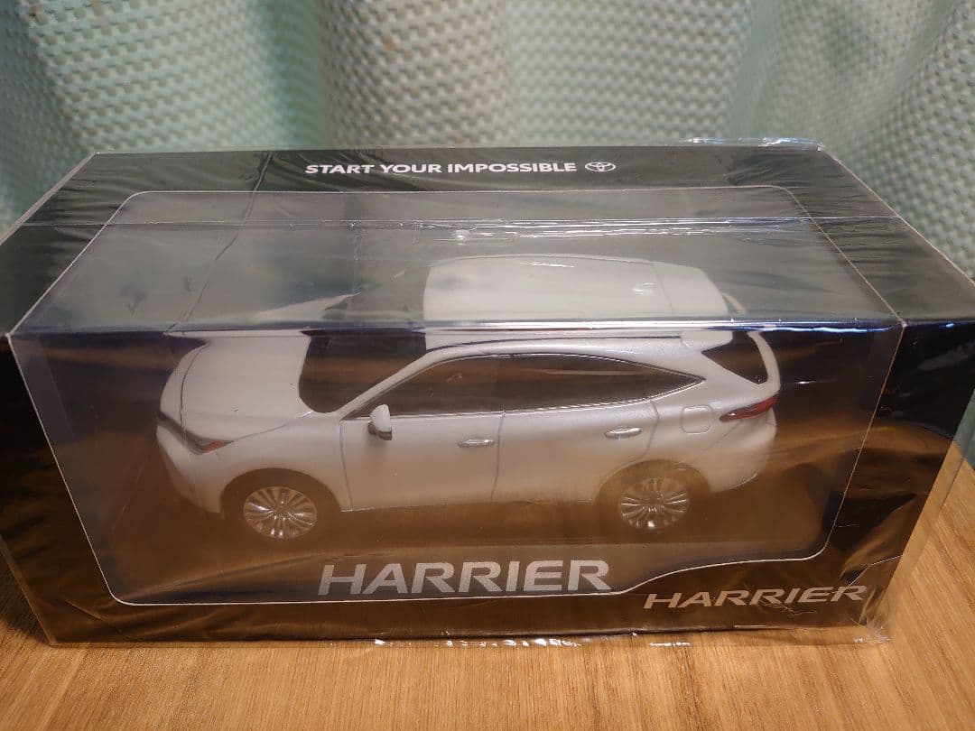 美品【新品】ハリアー　ホワイトパール　ミニカー　カラーサンプル