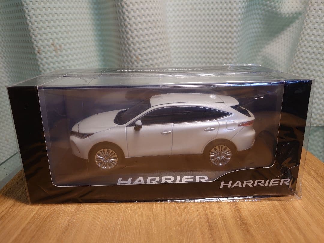 美品【新品】ハリアー　ホワイトパール　ミニカー　カラーサンプル