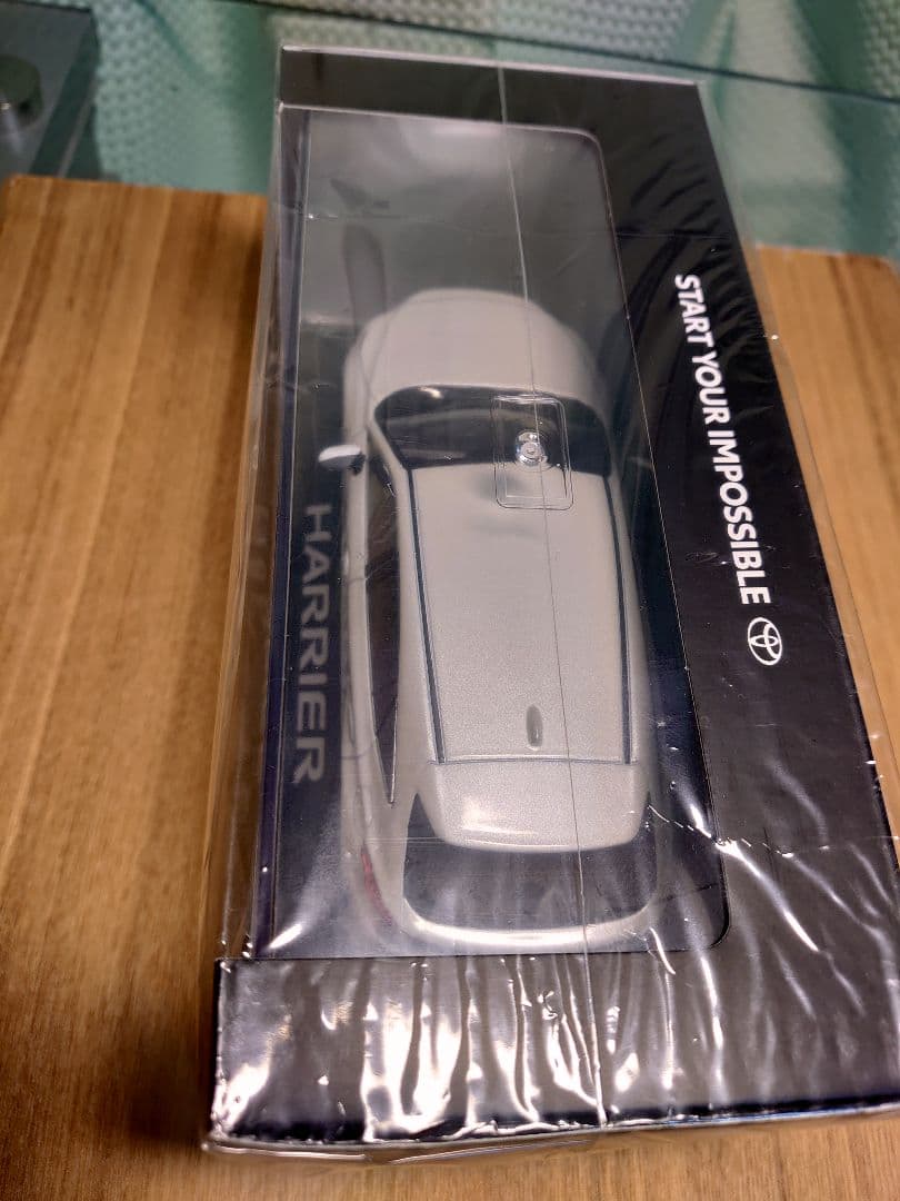 美品【新品】ハリアー　ホワイトパール　ミニカー　カラーサンプル