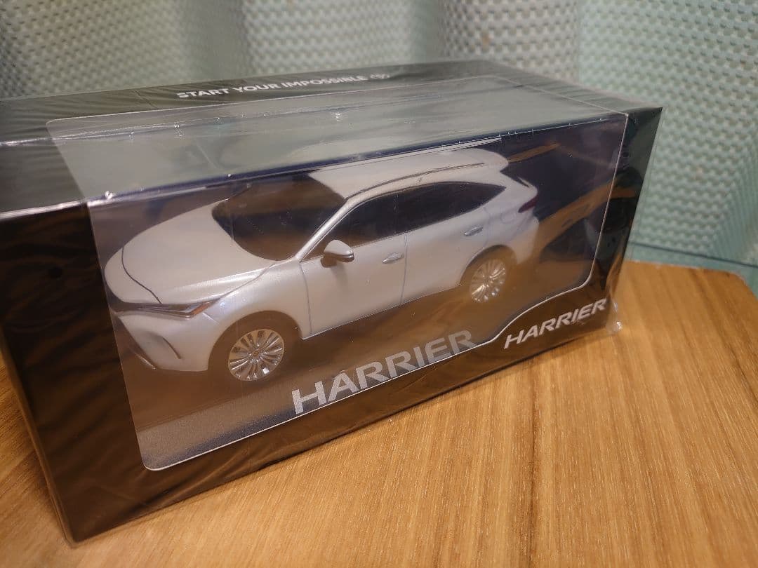 美品【新品】ハリアー　ホワイトパール　ミニカー　カラーサンプル