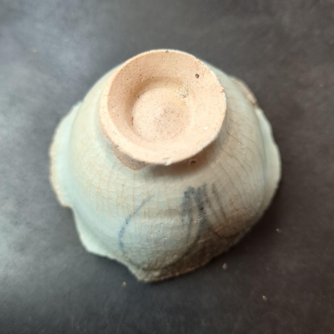 青白い波状陶器の器 6cm 初期伊万里の陶片