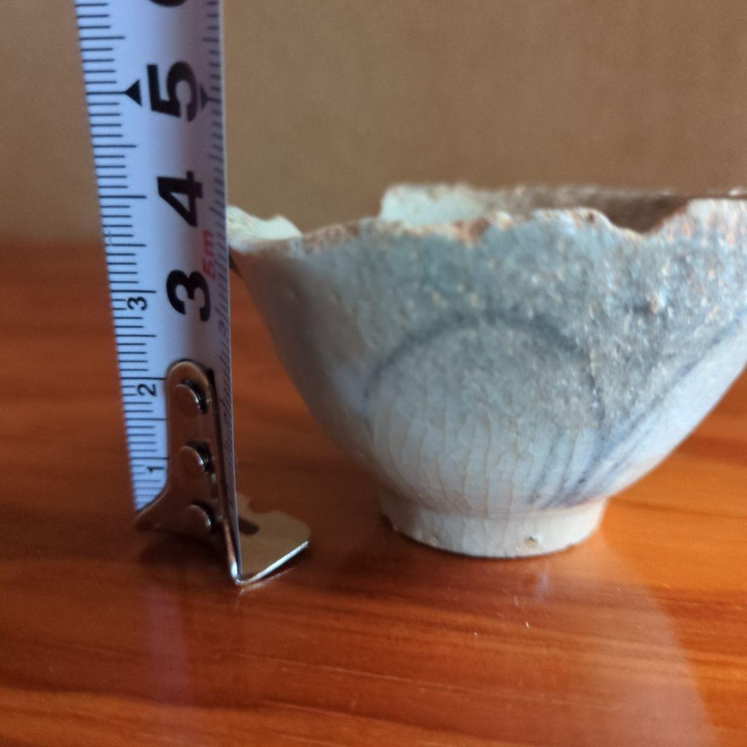 青白い波状陶器の器 6cm 初期伊万里の陶片
