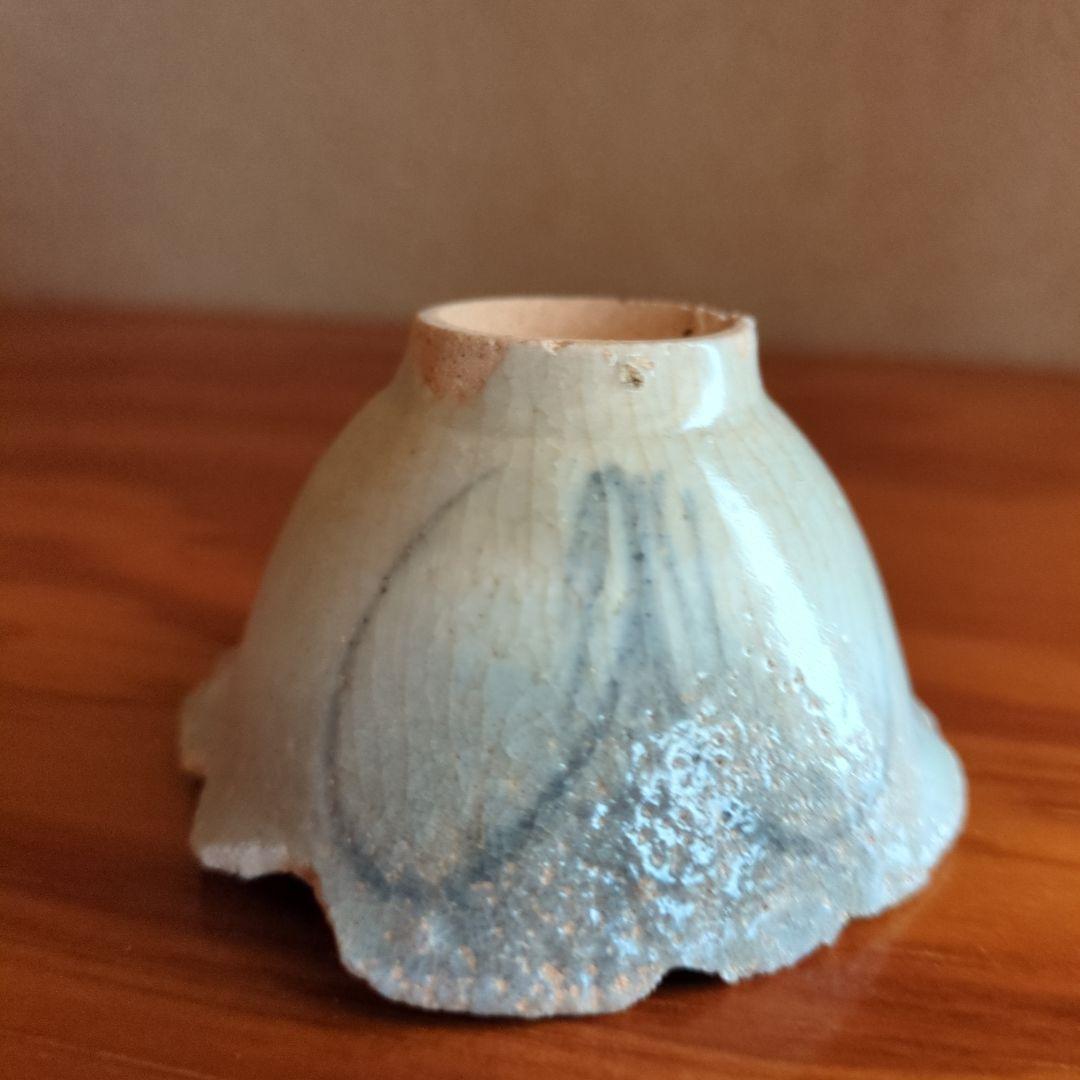 青白い波状陶器の器 6cm 初期伊万里の陶片