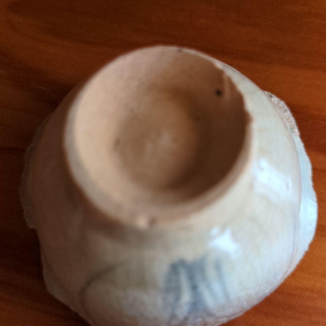 青白い波状陶器の器 6cm 初期伊万里の陶片