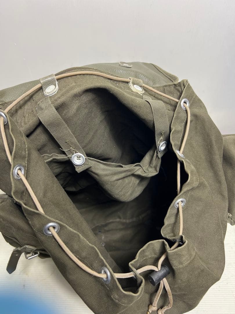 ビンテージ ミリタリー リュックレザーベルト（ドイツ軍）放出品