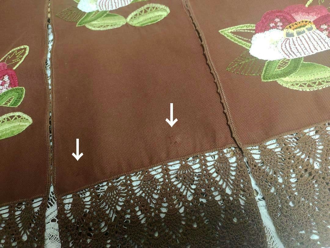 ハンドメイド 手刺繍 ブラウン 椿 花柄 4つ割れ 手編みレース縁取り のれん