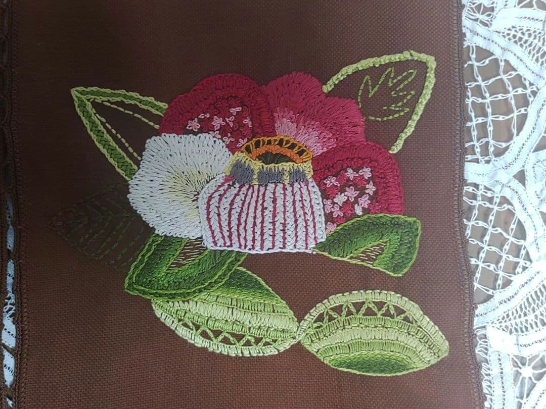 ハンドメイド 手刺繍 ブラウン 椿 花柄 4つ割れ 手編みレース縁取り のれん