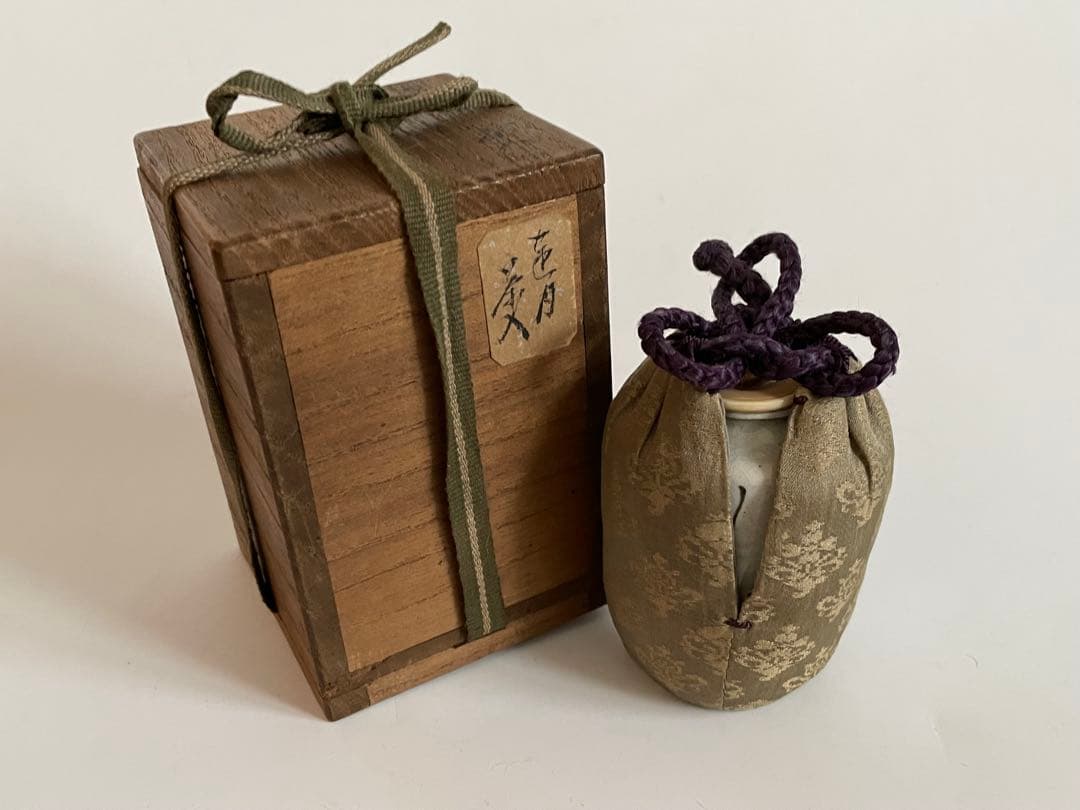 茶道具　大田垣蓮月　和歌　茶入　川ぞひの柳のいとにかかりけり　共箱