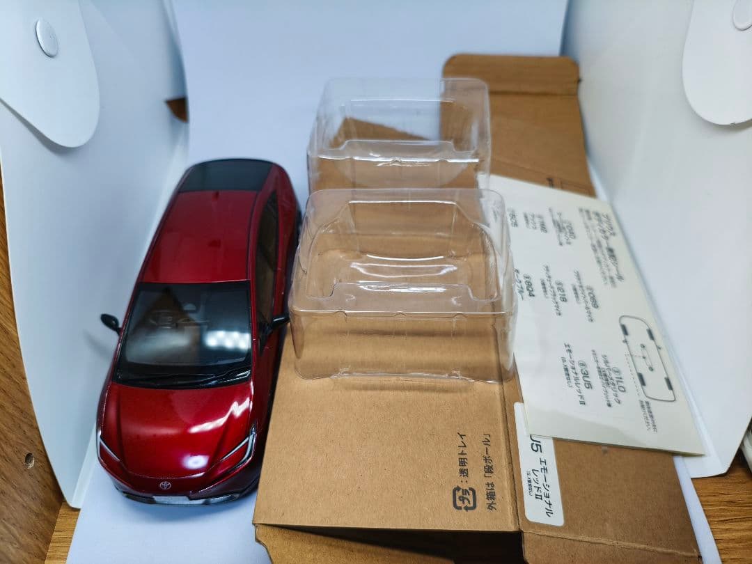トヨタ プリウス 1/30 カラーサンプル ミニカー 赤　新型　現行型