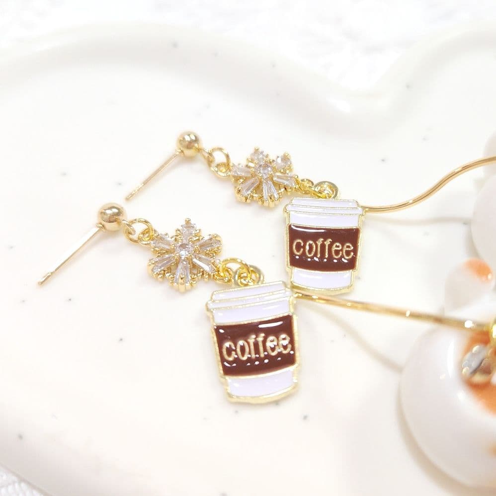 ジルコニア 雪の結晶 猫ちゃんカップ コーヒー 冬 ゆらゆら ピアス