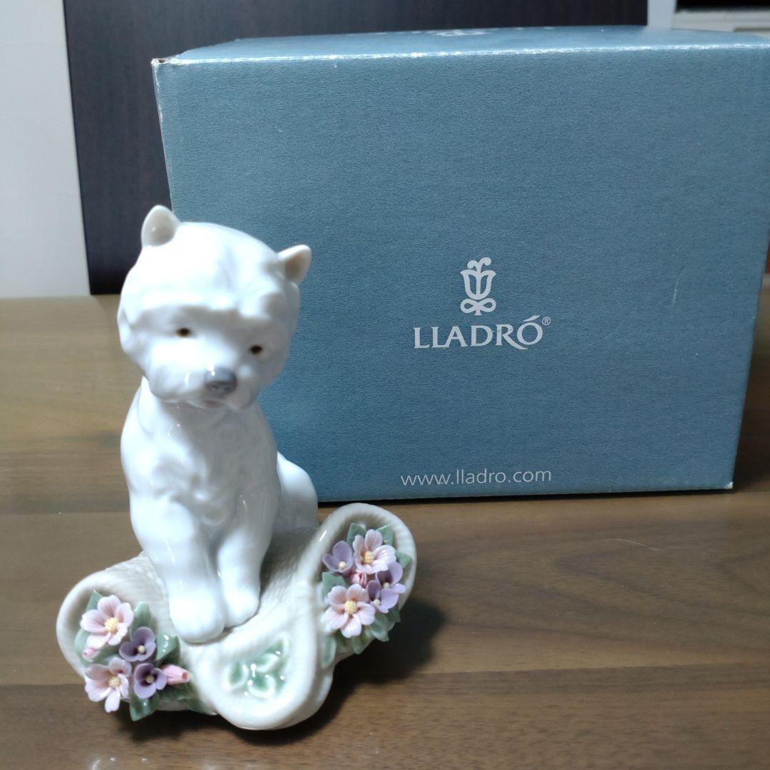 リヤドロ　 陶磁器 　犬のフィギュア 　花のモチーフ 　箱つき