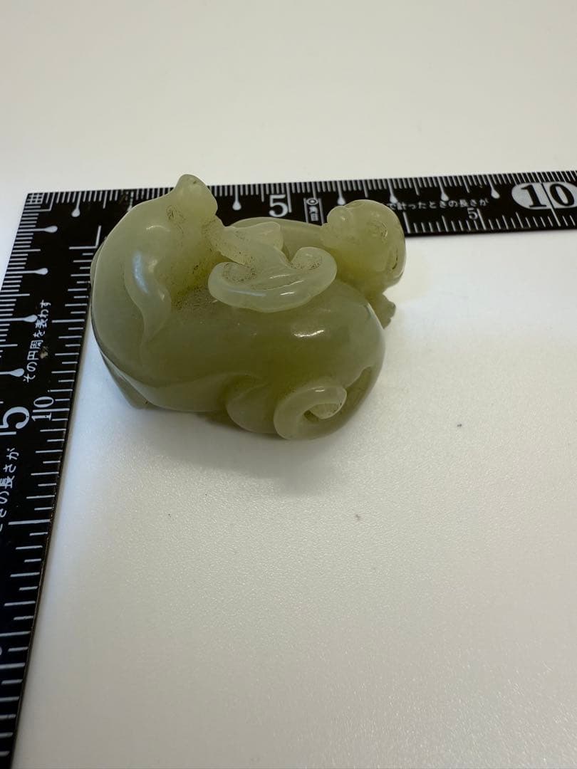 和田玉　玉石彫刻　和田玉　神獣刻　根付　紙鎮　置物