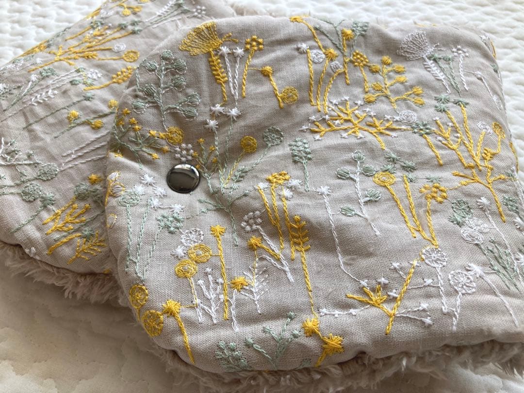 ✳︎ハンドメイド✳︎ふわふわネックウォーマー『イエローピスタチオのボタニカル刺繍』