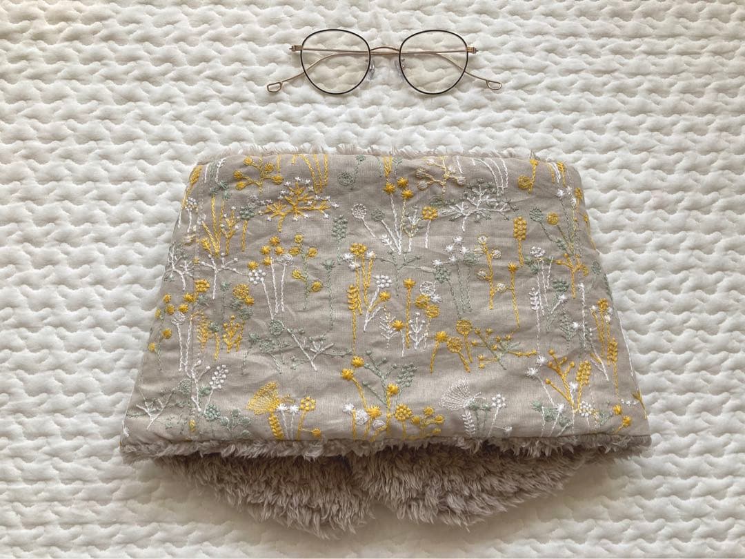 ✳︎ハンドメイド✳︎ふわふわネックウォーマー『イエローピスタチオのボタニカル刺繍』