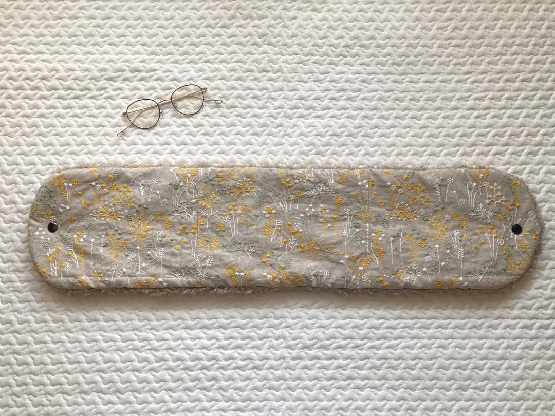 ✳︎ハンドメイド✳︎ふわふわネックウォーマー『イエローピスタチオのボタニカル刺繍』
