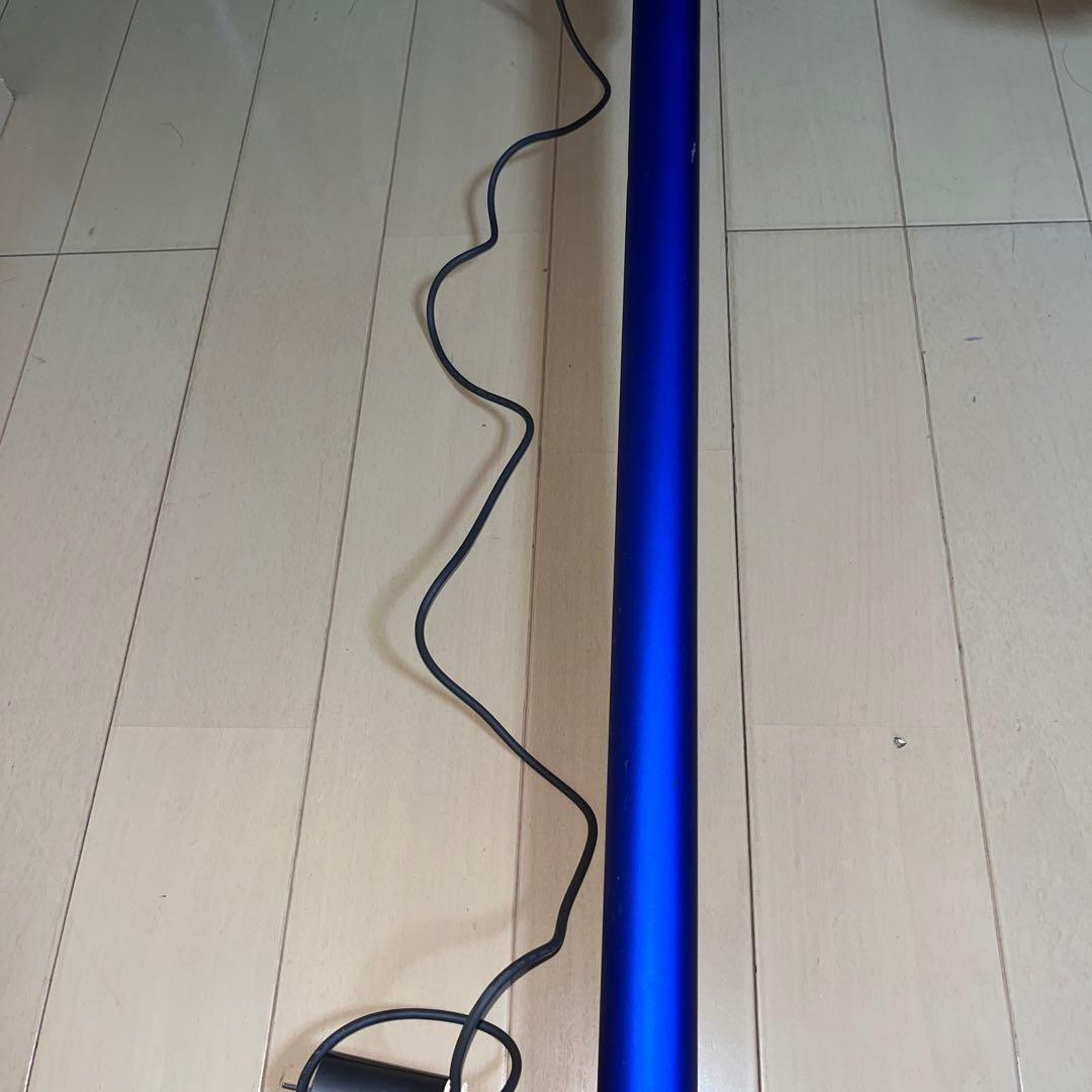 美品　静かで、パワフル　ダイソンSV11スティッククリーナー　充電器付き