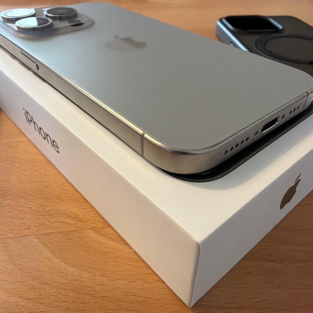 iPhone15Pro 256GB ナチュラルチタニウム TORRASケース付き