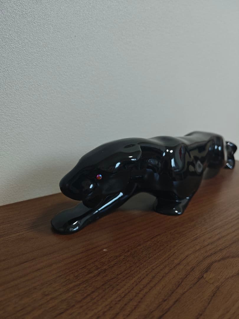 ブラックパンサーの陶器置物